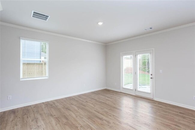 Photo - 131 Landsdowne Way SE