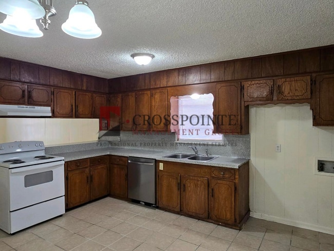 Photo - 210 Ruby Ln
