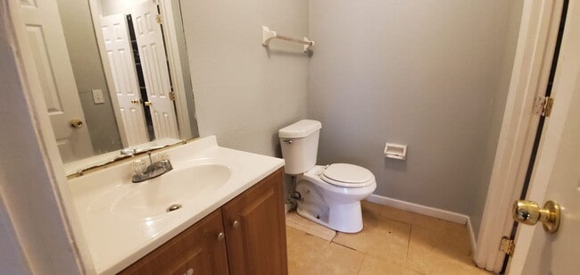 Building Photo - Cute & Cozy 2/1.5 Move In Ready Unit 2578 Chestnut Woods Dr