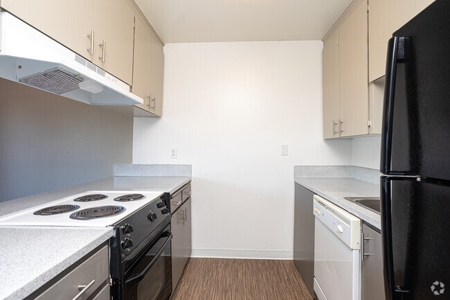 2BR, 1BA - 976 SF