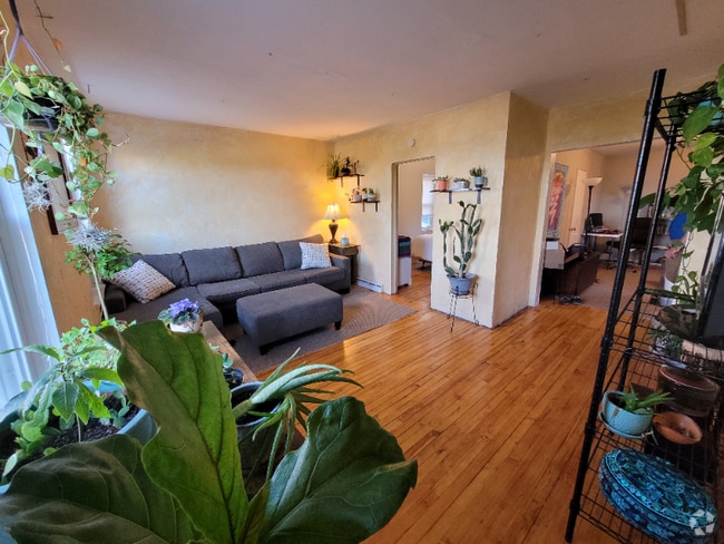 Building Photo - 617 E Ninth St Unit B Rental