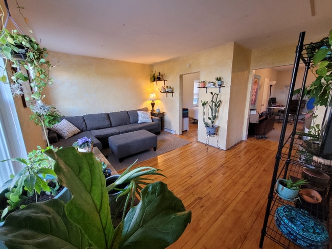 Photo - 617 E Ninth St Apartment Unit B