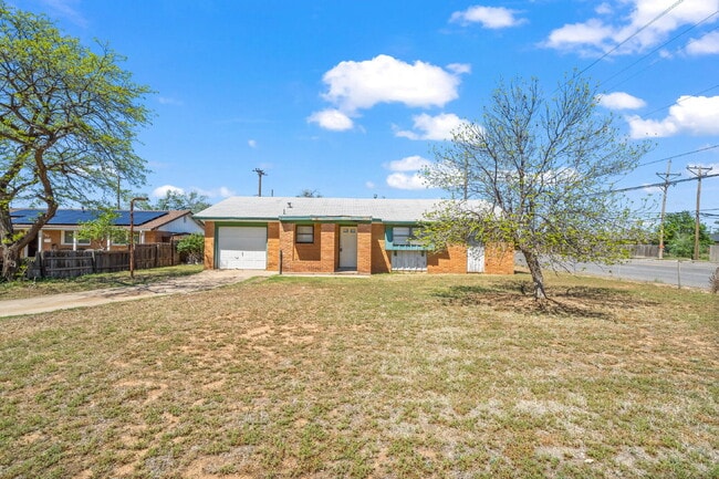 Building Photo - Updated Home w/ Large Backyard, Minutes fr...