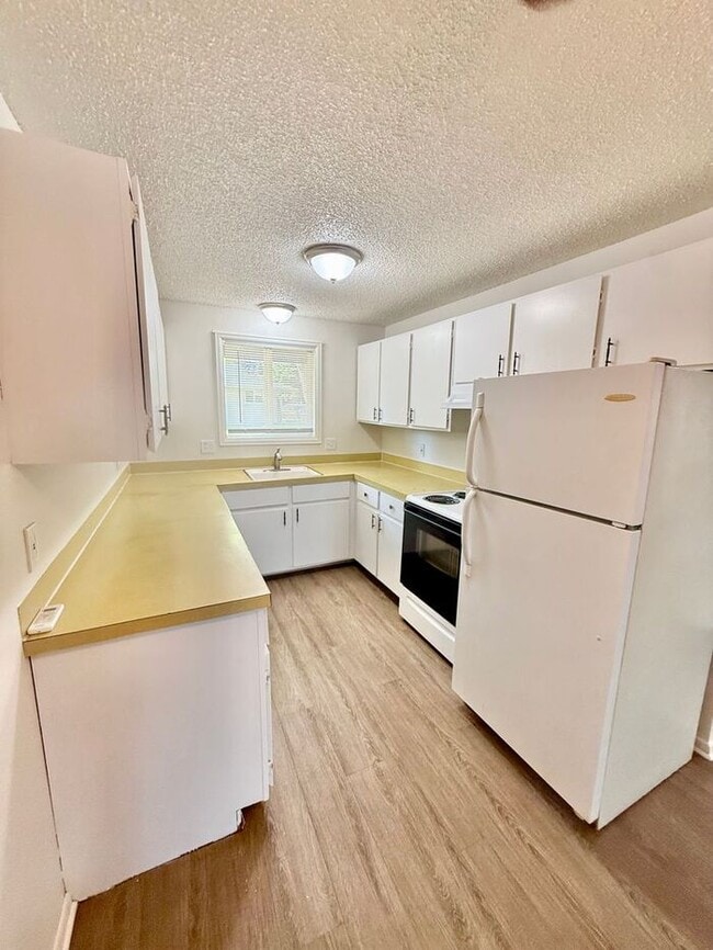 Photo - 6 month lease special $200 monthly discoun...