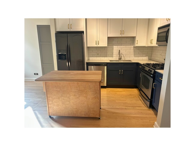 Building Photo - 550 W Surf St Unit 204