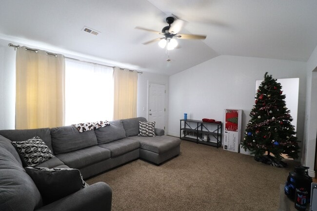 Photo - Spacious home for rent!