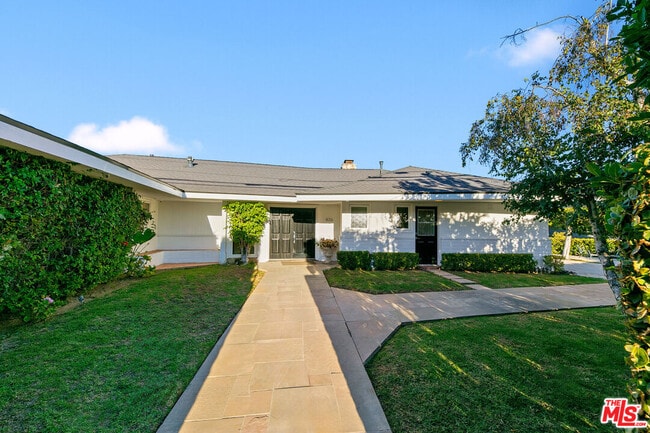 Photo - 826 N Tigertail Rd