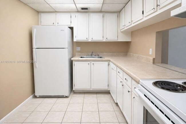 Photo - 470 Executive Center Dr Unidad 0024