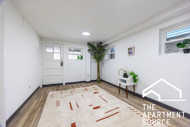 Photo - 1634 N Whipple St Unidad G