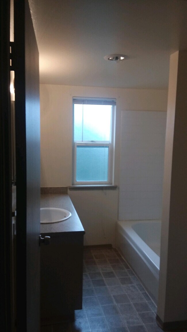 Photo - Country Squire Apartments - 2 bedrooms Unit 408