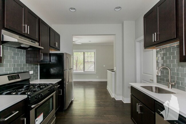 Photo - 1952 W Nelson St