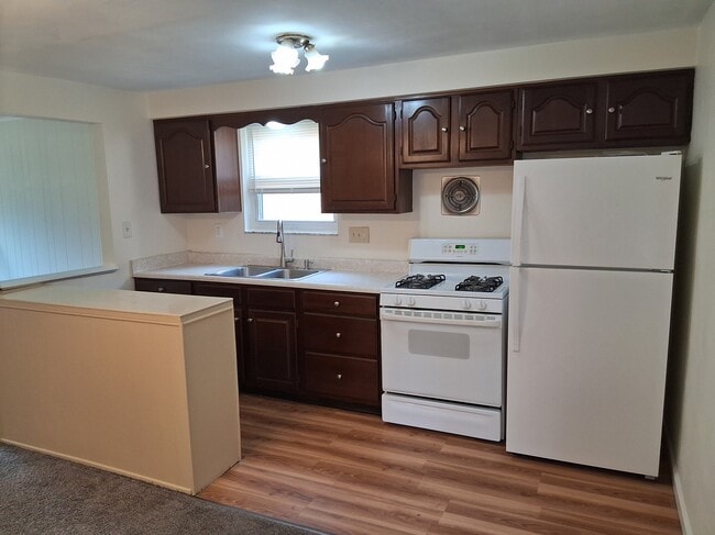 Kitchen - 806 Westbury Rd Unit A