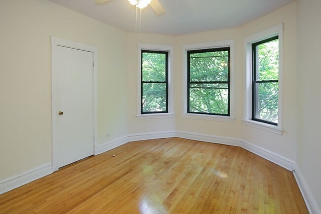 Building Photo - 2326 N Southport Ave Unit 2