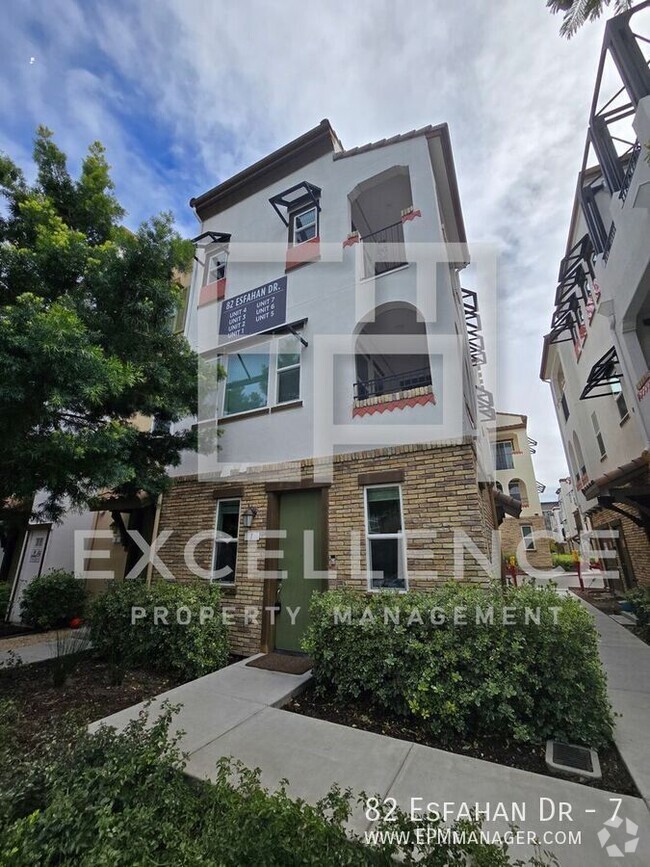 Building Photo - 3/3.5 Townhouse - One Bedroom is Full Stud...