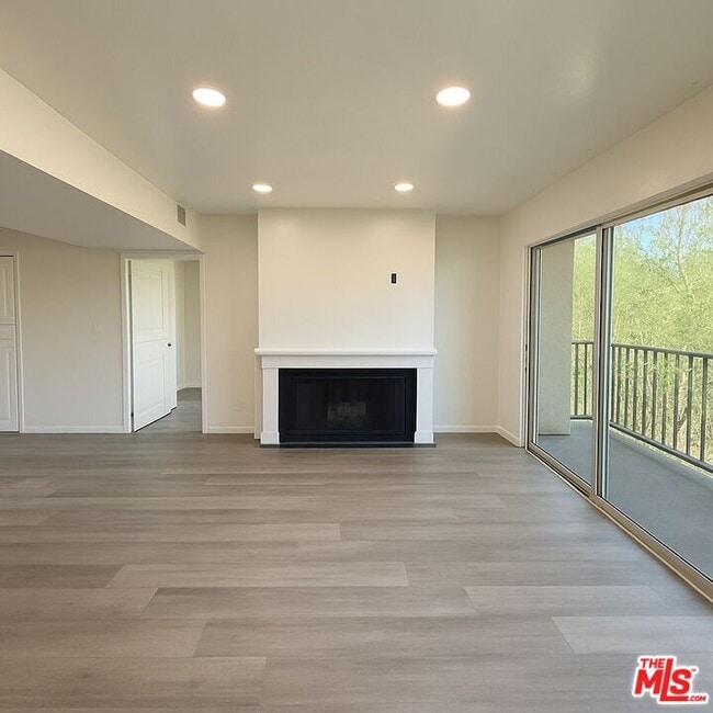 Photo - 14850 Hesby St Unidad 203