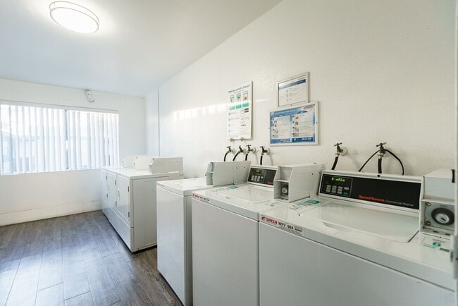 Photo - 4444 Ensign Avenue