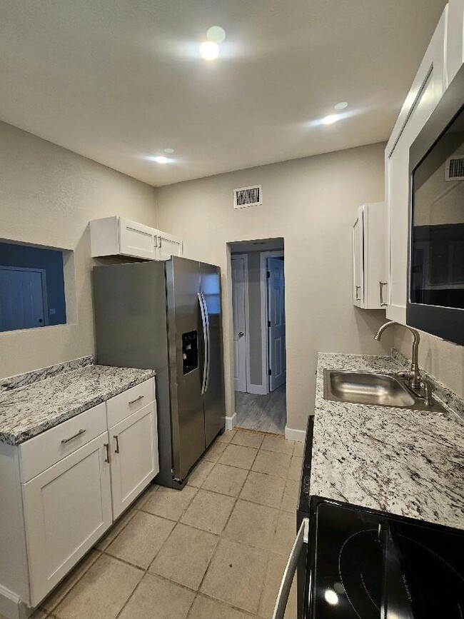 Building Photo - 703 W Veterans Dr