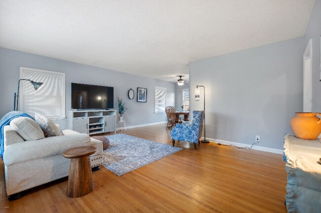 Photo - 6335 William St