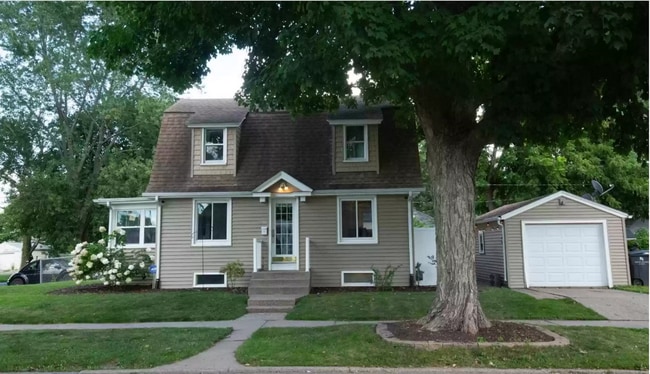 Building Photo - Charming Home in Heart of Rock Island