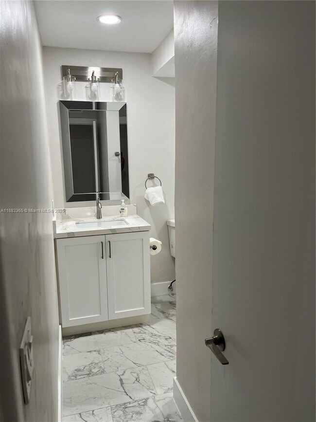 Photo - 1200 Mariposa Ave Unidad D102 Rental