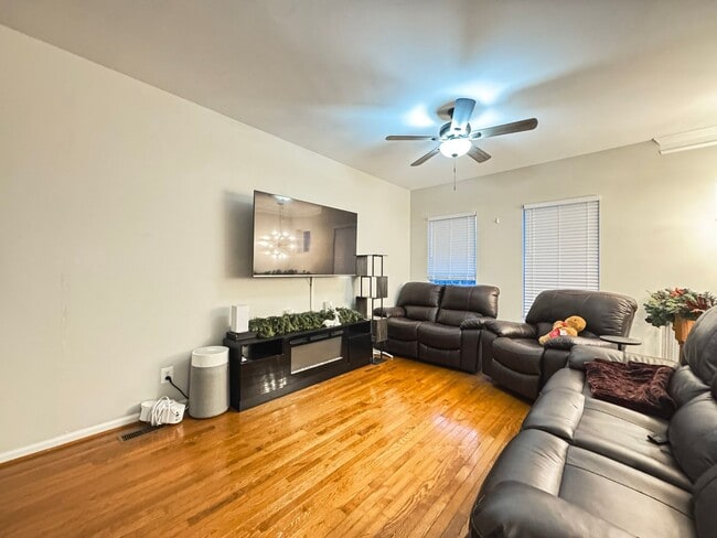 Photo - Beautiful 3 Bed 3.5 Bath Interior Townhome In Vibrant Brambleton Landbay