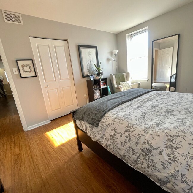 SPACIOUS bi-level apartment with fenced yard - SPACIOUS bi-level apartment with fenced yard Unit 2