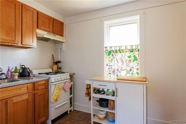 Photo - 129 College St Unit 3 - Upper Back