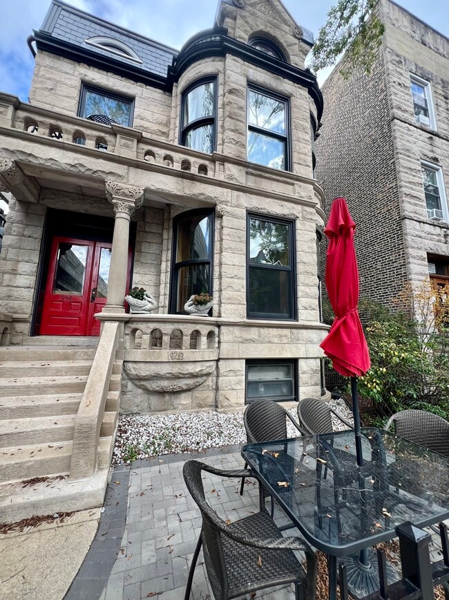 Historic Greystone built in 1909 with original woodwork, hardwood floors and curved windows - 938 W Newport Ave