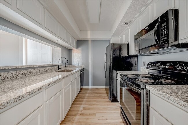 Photo - 2830 S Bartell Dr Unidad 311