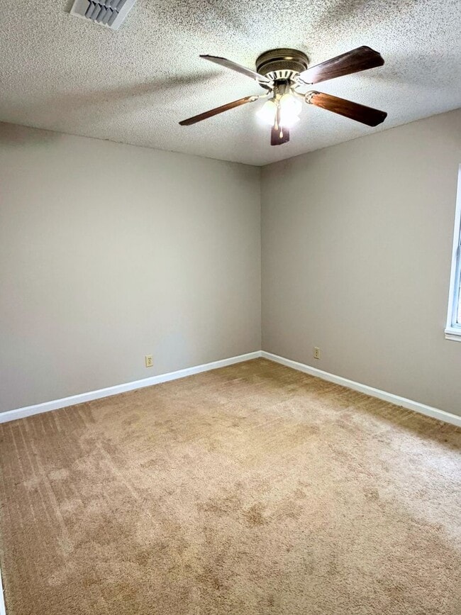 Photo - 4/2 with LARGE fenced in yard and recently renovated!