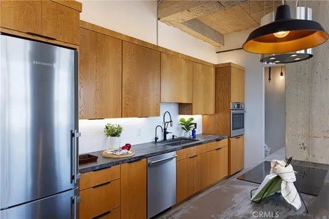 Photo - 100 W 5th St