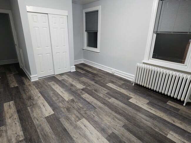 Bedroom and Closet - 109 S Easton Rd Unit 4