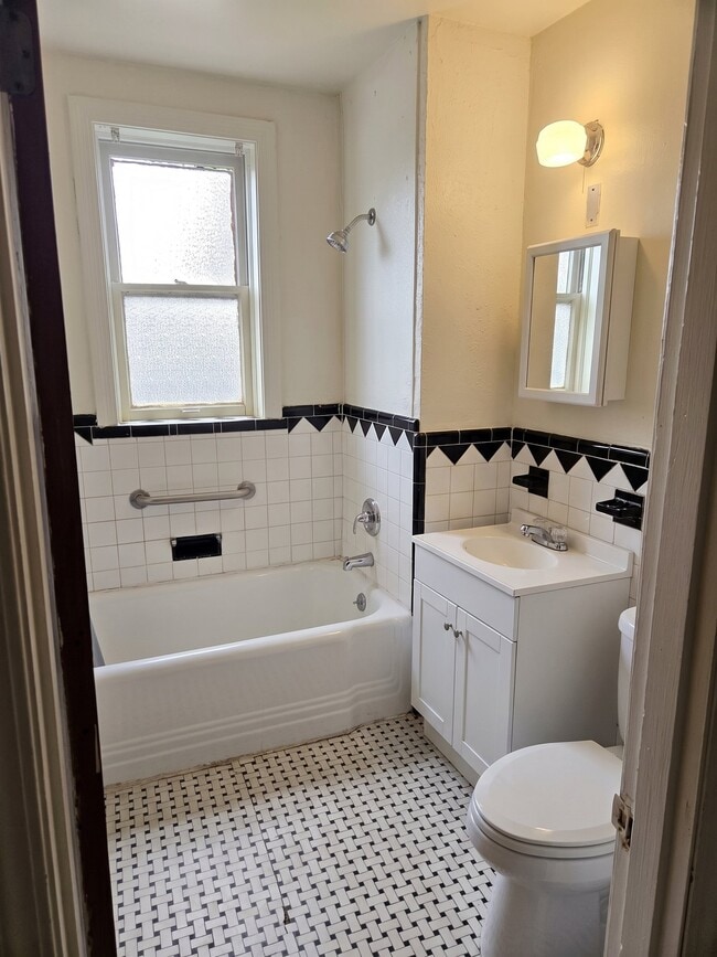 8687-8689-8689 Oriole Ave Unit 8687 1F