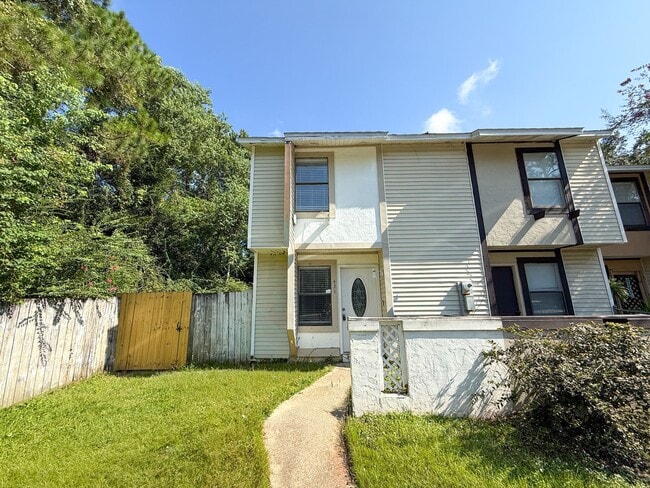 Building Photo - Completely remodeled 2 bedroom 1.5 bath to... Rental