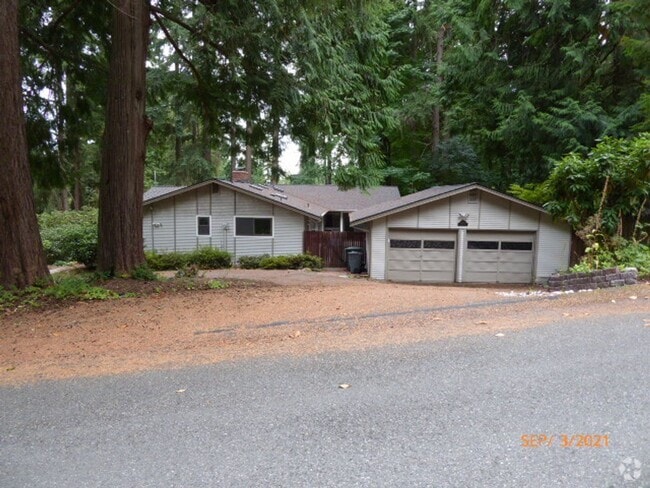 Building Photo - Charming 4 Bed 2.5 Bath + Den Rambler in S... Rental