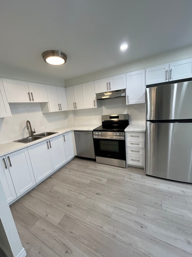 Building Photo - Beautiful 1 Bedroom Across From Gage Park on Main Floor Unit 105