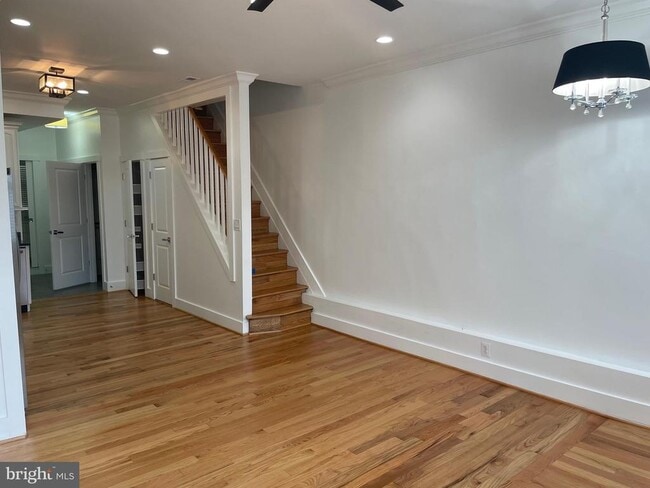 Building Photo - 1604 Levis St NE Rental