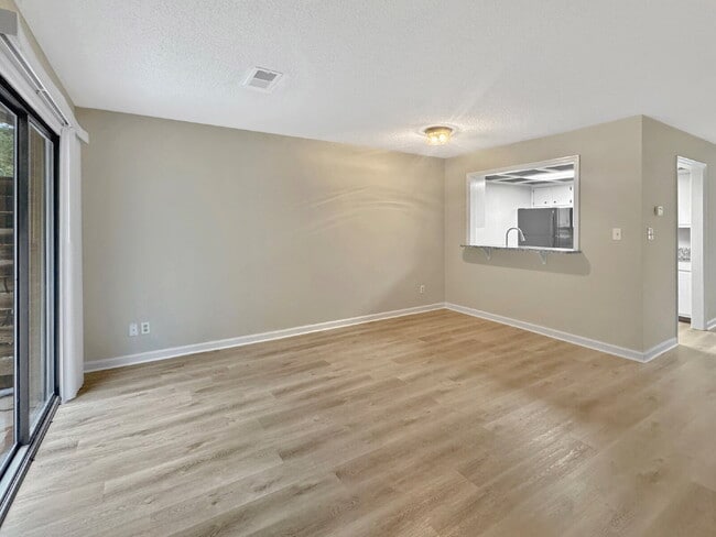 Photo - Charming 2 Bed 1.5 Bath Townhouse in Oakwood!