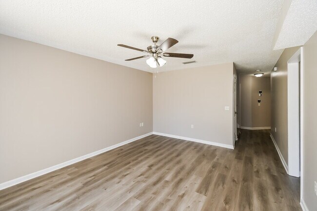 Photo - 6740 Newgate Cir E