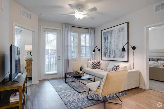 2BR, 2BA - 984SF - Bayfront On Sand Lake Rental