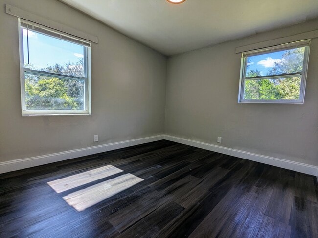 Photo - "Charming 2-Bed Upstairs Apartment in Moncrief Park – Cozy 700 Sq Ft with Modern Comfort!" Unit 4