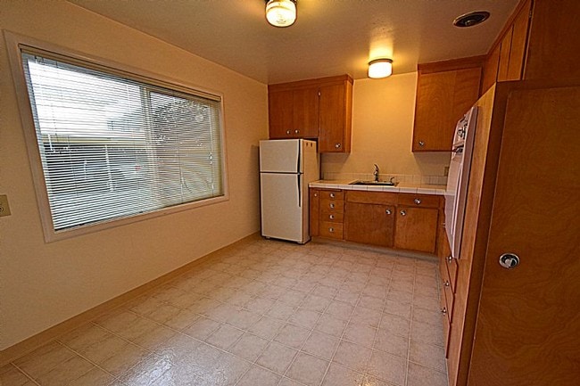 Photo - NEW LISTING! Walk 1 Block To Downtown! LG. 1 BR/1BA, Hdwd Flrs,Big Walk-In Closet!
