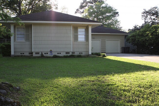 Front view - 1074 Country Club Drive Apartment Unit 1074 Country Club