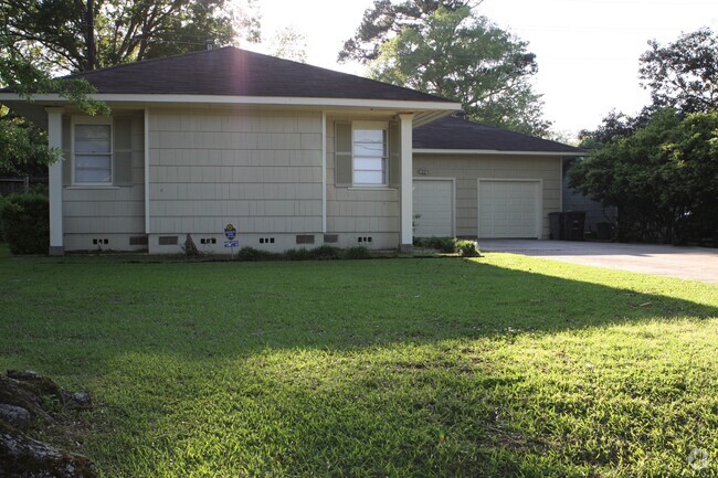 Building Photo - 1074 Country Club Drive Unit 1074 Country Club Rental