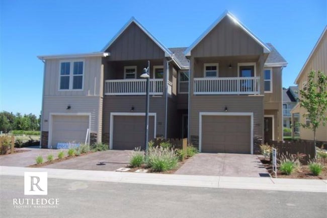 Building Photo - Gorgeous End Unit Townhome in The Heart of...