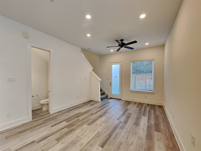 Photo - 221 Oriole St