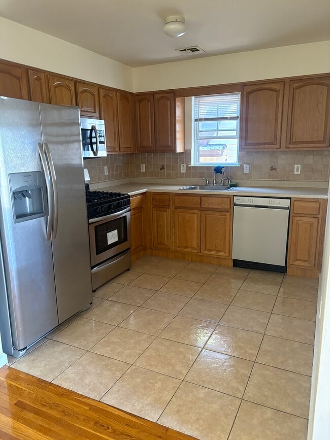 Building Photo - 60 Arlington Ave Unit 2 Rental