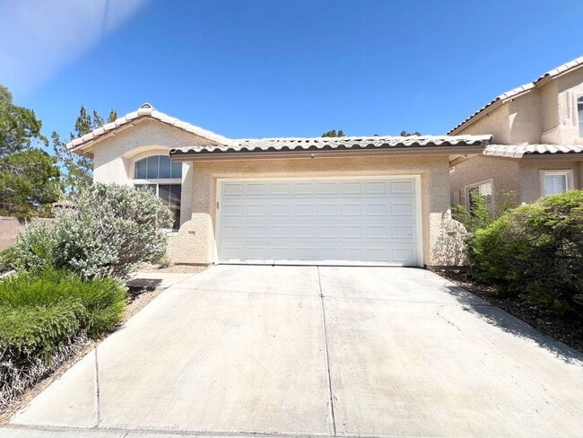 Building Photo - Nice corner lot single story house