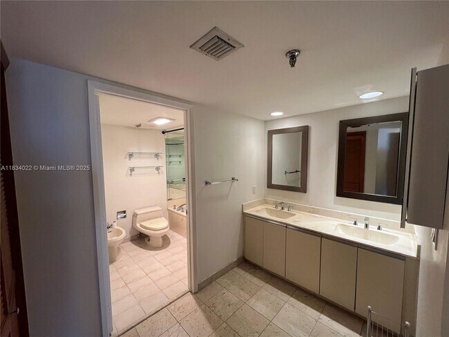 Photo - 520 Brickell Key Dr Unit A1519