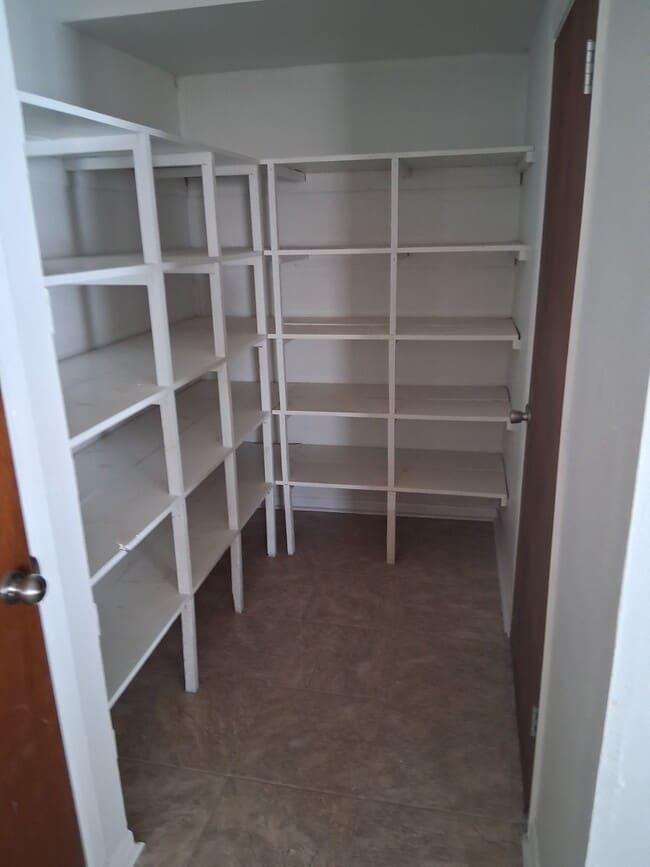 220 W Kenedy Ave